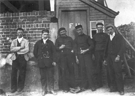 Black and white photo of a a pilot and huffers from around 1900